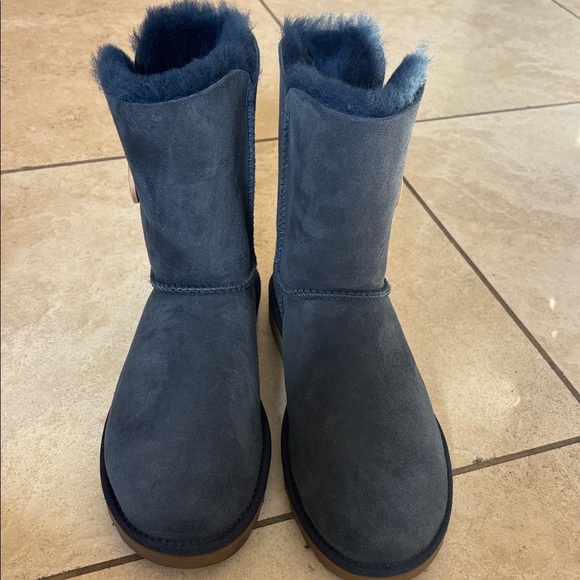 Ugg Bailey Button - Picture 2 of 4